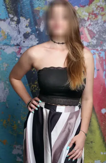 June, 27 años